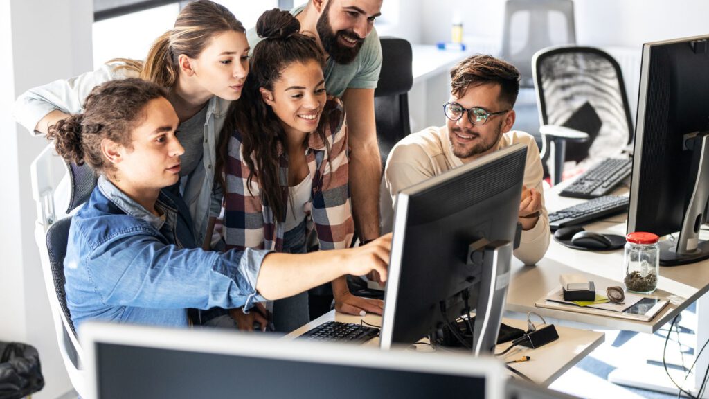 Team werkt samen aan computer